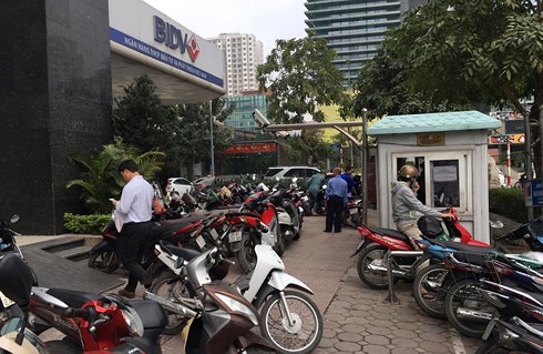 Ngân hàng ngày Tết: Khách ôm điện thoại, thở dài nhấp nhổm chờ đến lượt - 9