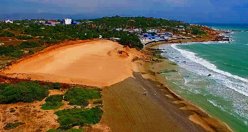 Nguy cơ núi cát cao 10m tiếp tục phủ lấp bãi đá 7 màu - 1