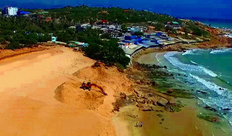 Nguy cơ núi cát cao 10m tiếp tục phủ lấp bãi đá 7 màu - 2