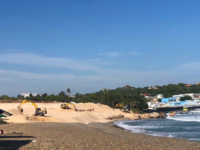 Nguy cơ núi cát cao 10m tiếp tục phủ lấp bãi đá 7 màu - 3