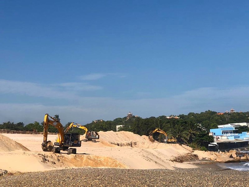 Nguy cơ núi cát cao 10m tiếp tục phủ lấp bãi đá 7 màu - 4