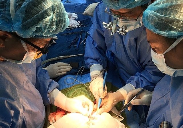 Sửa 'lỗi của tạo hoá' cho bé trai mặt như 'người ngoài hành tinh' - 1