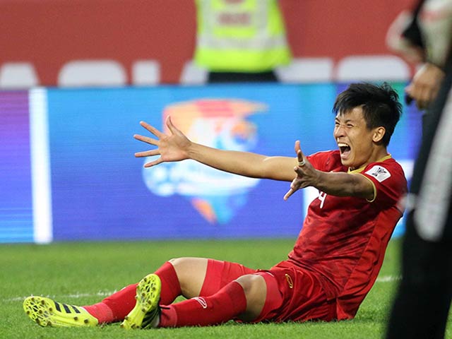 Trung vệ Tiến Dũng: ”Bội thu” sau Asian Cup, một tay lo tết cho bố mẹ