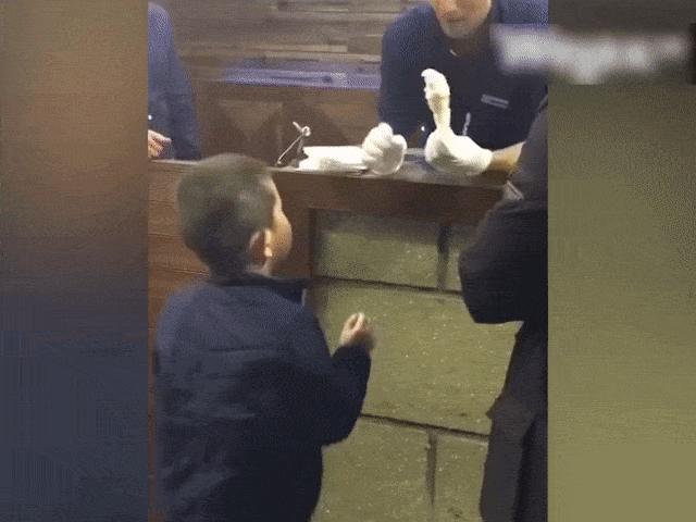 Video Clip Cười - Mấy anh bán kem chỉ lừa được trẻ con thôi nhé!