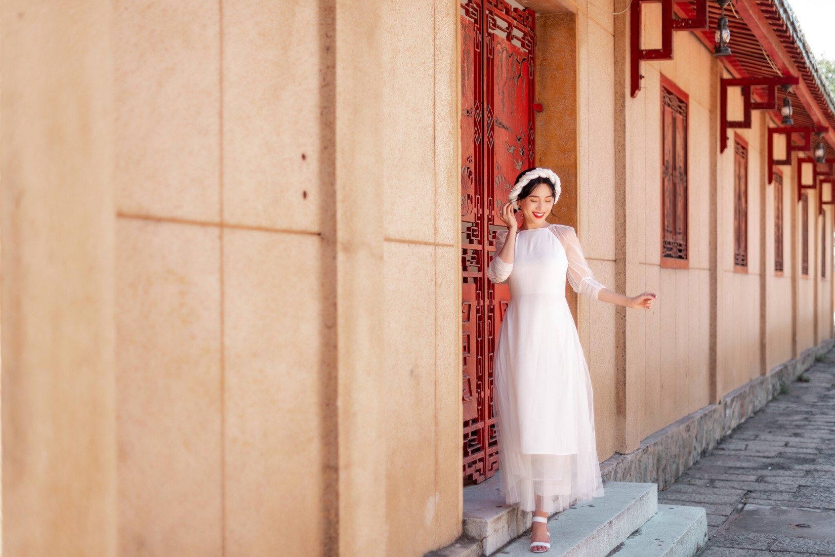 Sĩ Thanh bất ngờ đẹp nền nã dịu dàng với áo dài trên phố Xuân - 3