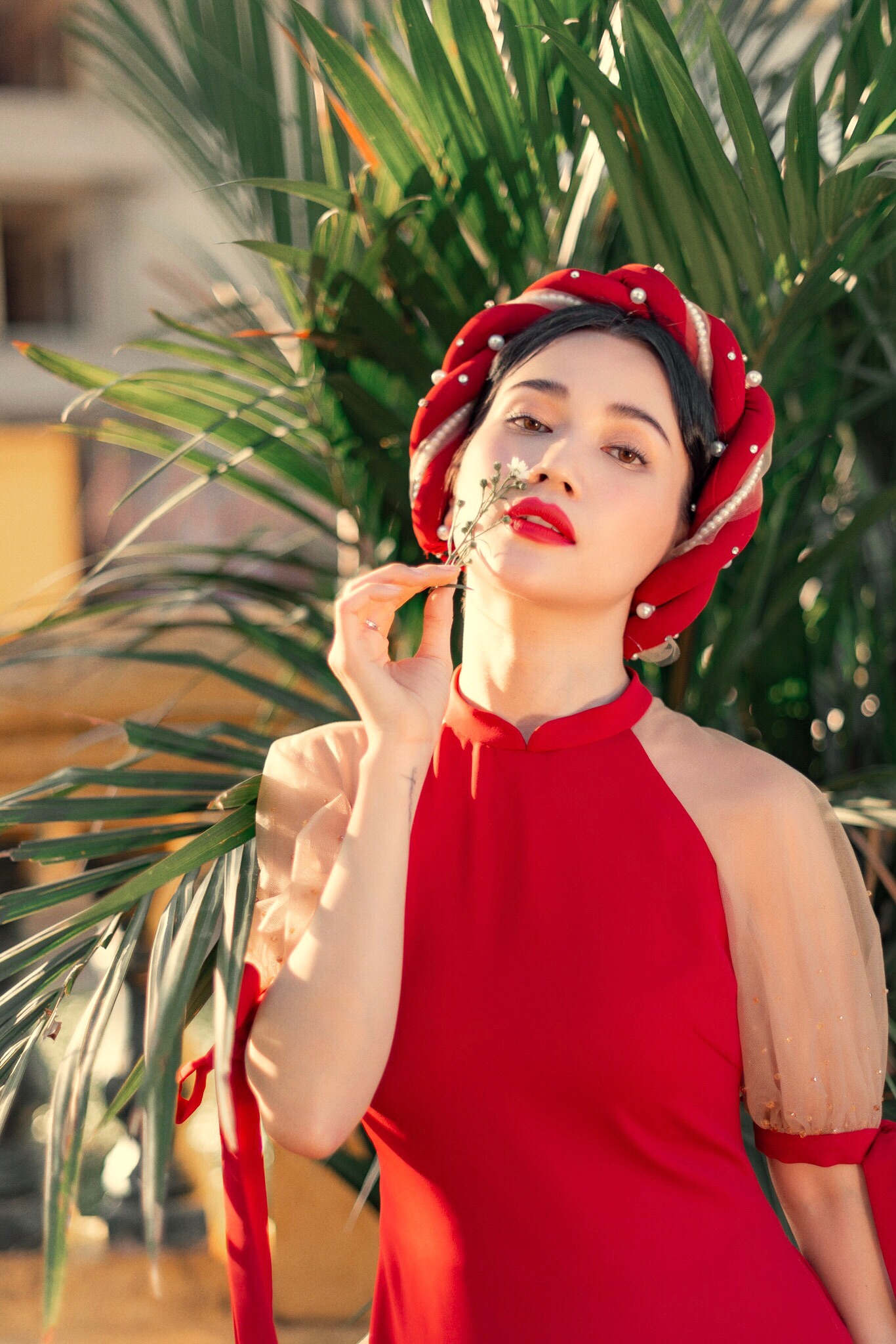 Sĩ Thanh bất ngờ đẹp nền nã dịu dàng với áo dài trên phố Xuân - 5