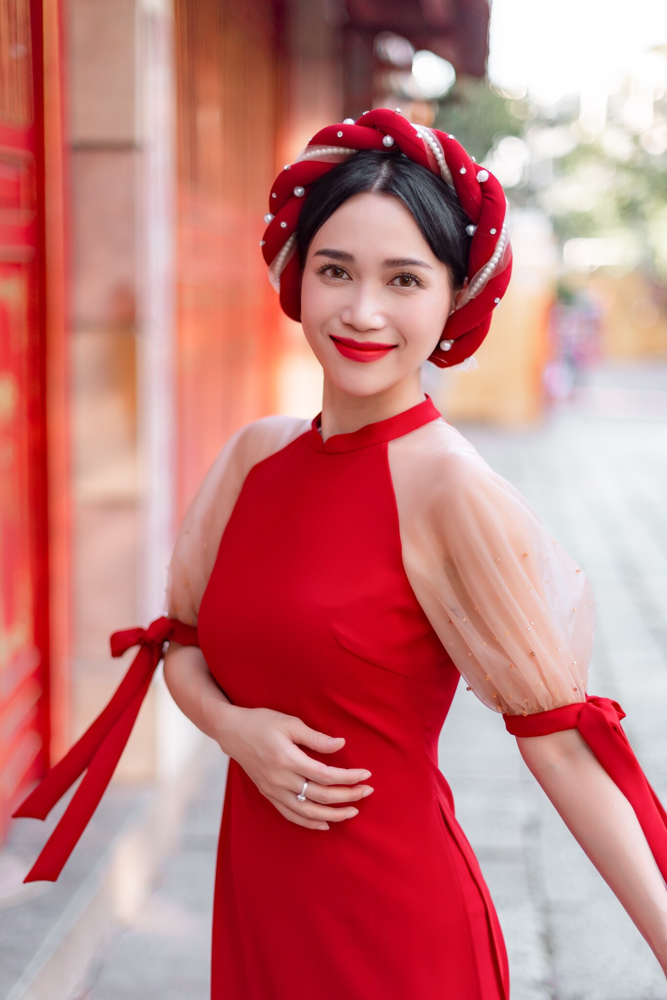 Sĩ Thanh bất ngờ đẹp nền nã dịu dàng với áo dài trên phố Xuân - 4