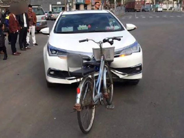 Media - Hy hữu: Xe đạp tông ô tô, ô tô hỏng nặng, xe đạp không hề hấn gì