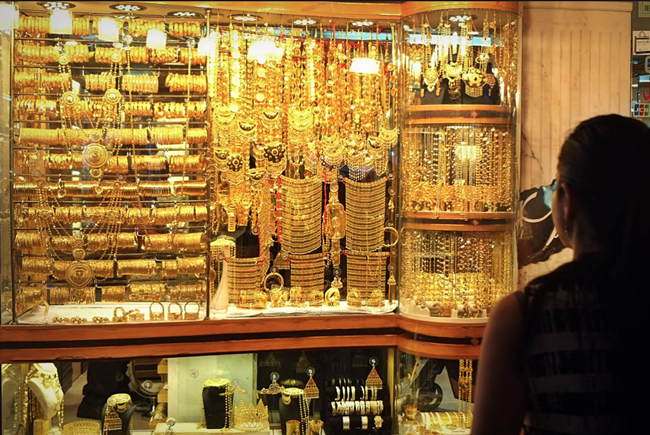 Lý do Dubai có khu chợ mua bán vàng... như rau - 1