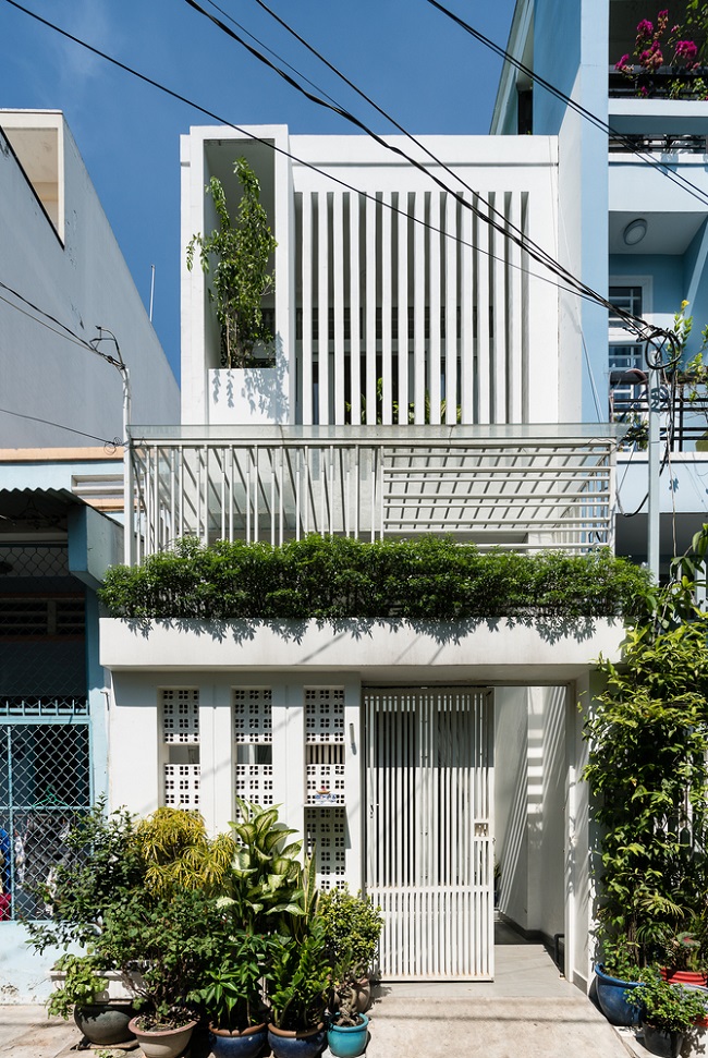 Căn nhà nhỏ xinh này có tên Gia Bình House, nằm tại hẻm đông đúc dân cư cách xa trung tâm thành phố Sài Gòn hiện đại.