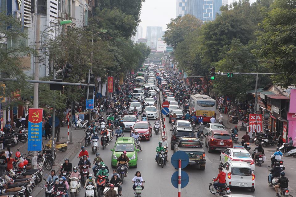 Ảnh: Dân chen nhau rời Thủ đô về quê ăn Tết, đường Hà Nội không lối thoát - 1