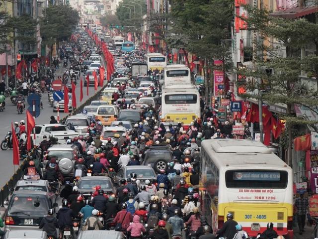 Tin tức trong ngày - Ảnh: Dân chen nhau rời Thủ đô về quê ăn Tết, đường Hà Nội không lối thoát