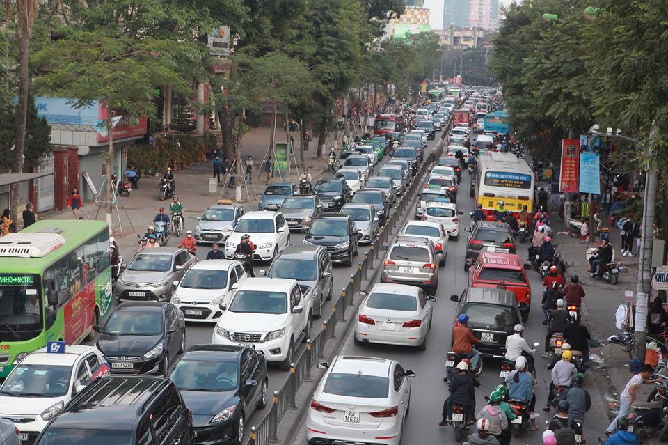 Ảnh: Dân chen nhau rời Thủ đô về quê ăn Tết, đường Hà Nội không lối thoát - 5