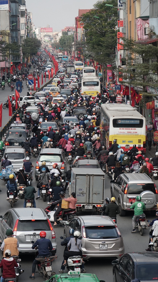 Ảnh: Dân chen nhau rời Thủ đô về quê ăn Tết, đường Hà Nội không lối thoát - 6