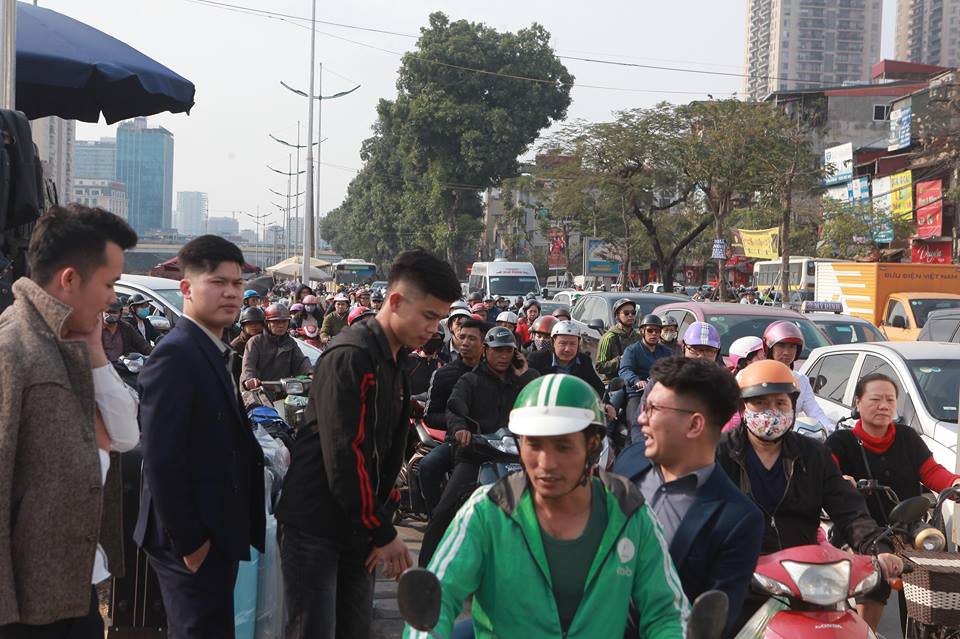 Ảnh: Dân chen nhau rời Thủ đô về quê ăn Tết, đường Hà Nội không lối thoát - 9