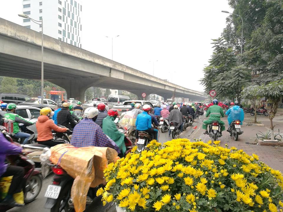 Ảnh: Dân chen nhau rời Thủ đô về quê ăn Tết, đường Hà Nội không lối thoát - 8