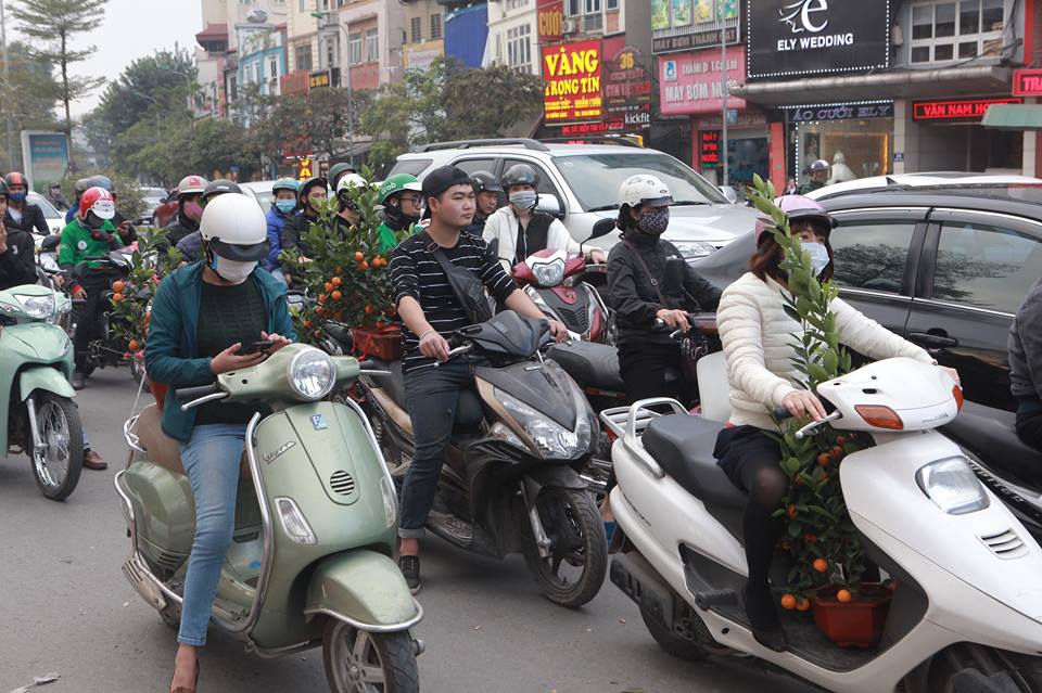 Ảnh: Dân chen nhau rời Thủ đô về quê ăn Tết, đường Hà Nội không lối thoát - 10