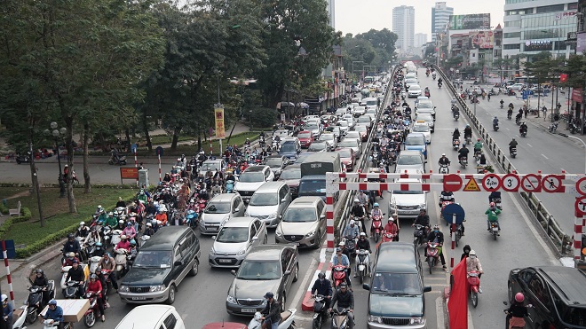 Ảnh: Dân chen nhau rời Thủ đô về quê ăn Tết, đường Hà Nội không lối thoát - 7