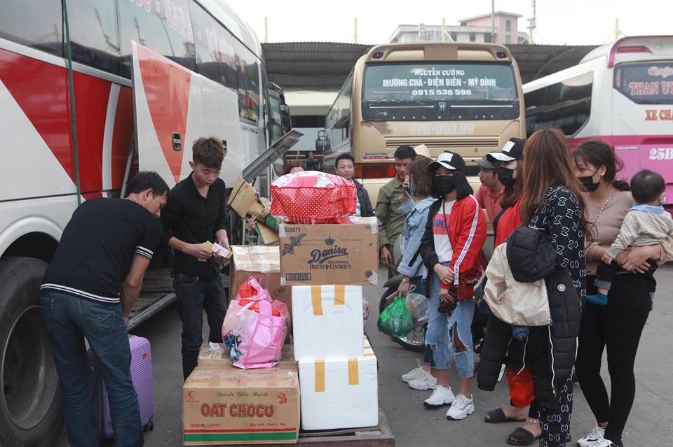 Ảnh: Dân chen nhau rời Thủ đô về quê ăn Tết, đường Hà Nội không lối thoát - 14