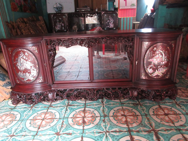 Đây là tủ chè được chế tác từ gỗ Gụ quý hiếm, qua bàn tay khéo léo của thợ thủ công trở thành vật dụng đựng đồ&nbsp;trong gia đình thời xưa.