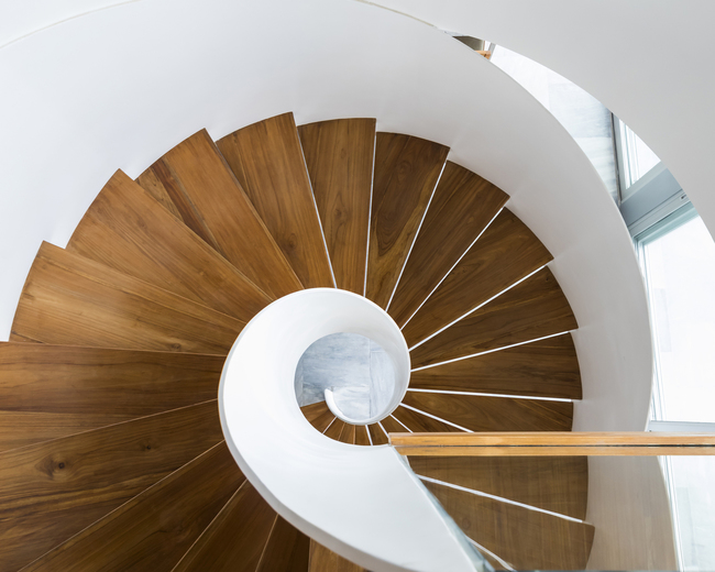 Cầu thang xoắn ốc điêu khắc, được đặt ở vị trí trung tâm, là tâm điểm của thiết kế nội thất, mang lại cảm giác cân bằng giữa thiết kế của ngôi nhà với sự hấp dẫn tự nhiên của khung cảnh đại dương.