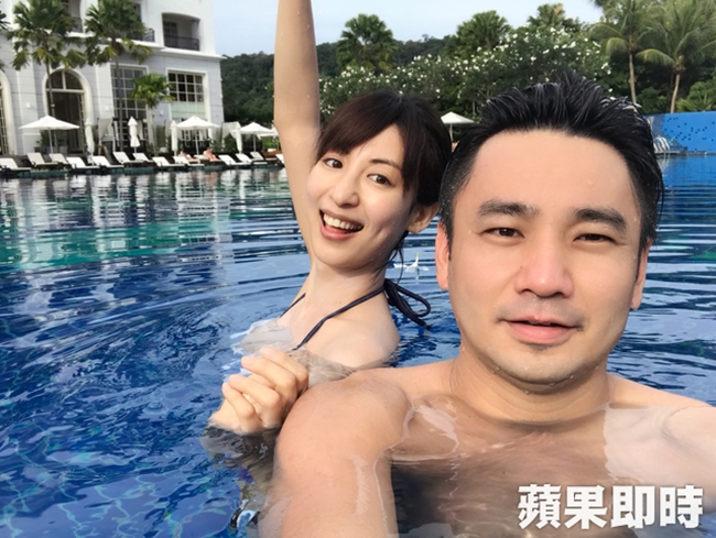 Người đẹp Nhật Bản dành nhiều lời khen ngợi có cánh cho ông xã trên trang cá nhân. Cô từng cho biết, khi bàn chải đánh răng bị hỏng, chồng đã ngay lập tức đi mua tặng vợ. Mariko tâm sự, ông xã là người rất lãng mạn và ngọt ngào: &#34;Sự dịu dàng và ấm áp của anh ấy vẫn như thuở chúng tôi mới yêu nhau&#34;.