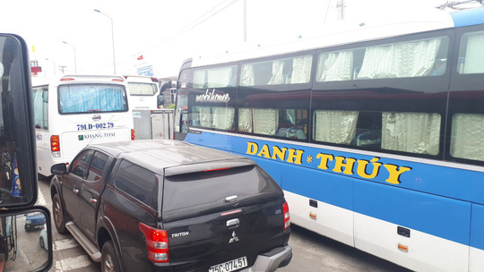 Trạm thu phí BOT Ninh Lộc trên Quốc lộ 1 tê liệt vì tài xế dừng xe - 1