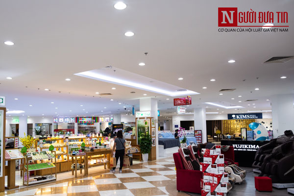 Trung tâm thương mại trang hoàng lộng lẫy, vắng vẻ đìu hiu ngày giáp Tết - 10