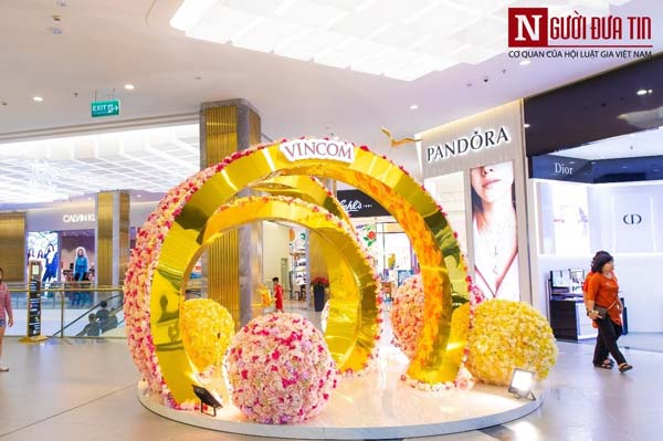 Trung tâm thương mại trang hoàng lộng lẫy, vắng vẻ đìu hiu ngày giáp Tết - 2