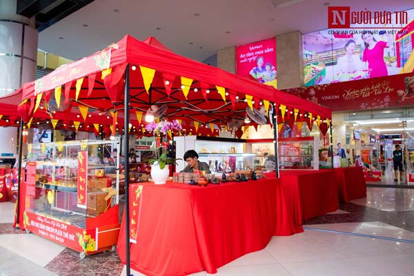 Trung tâm thương mại trang hoàng lộng lẫy, vắng vẻ đìu hiu ngày giáp Tết - 3