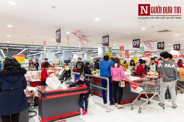 Trung tâm thương mại trang hoàng lộng lẫy, vắng vẻ đìu hiu ngày giáp Tết - 7