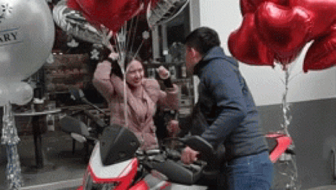 NÓNG: Vợ trẻ chi nửa tỷ mua xe Ducati tặng chồng nhân kỉ niệm ngày cưới - 1