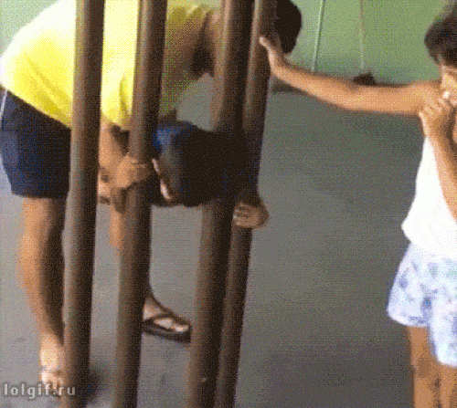 Tình huống mắc kẹt hài hước khiến người xem phải khóc thét - 5