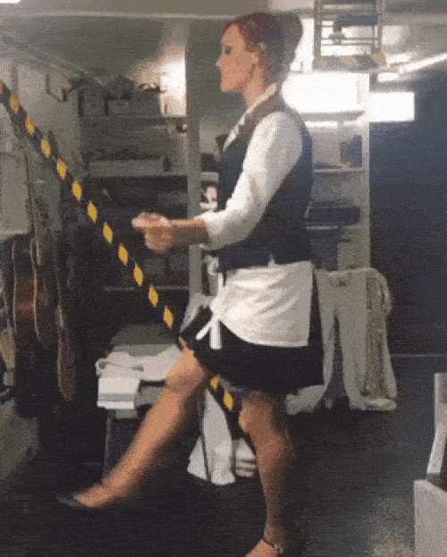 Tình huống mắc kẹt hài hước khiến người xem phải khóc thét - 9