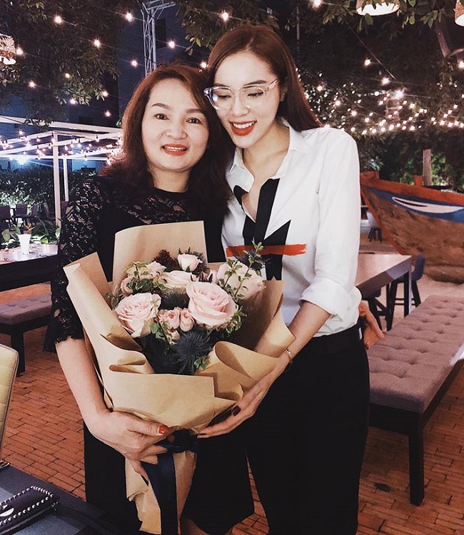 Nhiều người khen ngợi làn da và dáng vóc của bà Thêm.&nbsp;