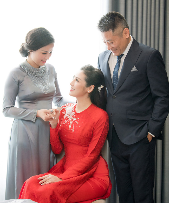 Hai mẹ con cách nhau nhiều tuổi nhưng chẳng khác gì hai chị em. Thậm chí, Tú Anh còn gọi chị là &#34;chị bạn thân&#34;.