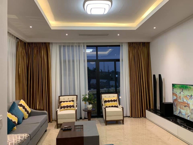 Nội thất trong căn biệt thự được thiết kế tinh tế với hai gam màu trắng - ghi sang trọng, hiện đại.