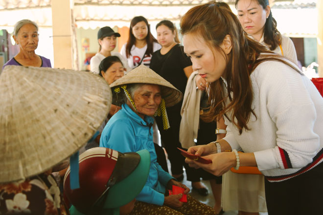 Mỹ Tâm đội nón lá, về quê tặng quà Tết cho bà con nghèo - 3