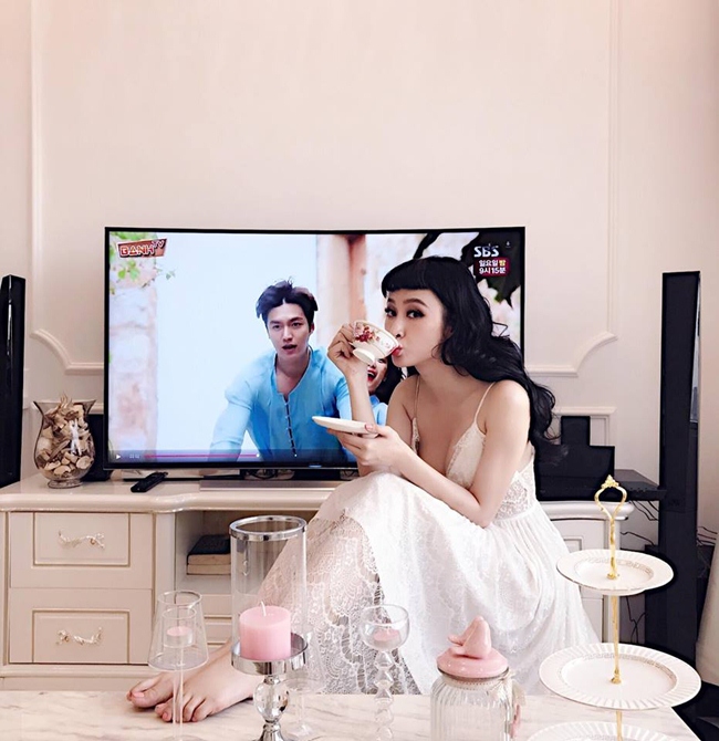 Angela Phương Trinh là diễn viên nổi tiếng sinh năm 1995. Thành danh từ nhỏ, người đẹp 23 tuổi có trong tay khối tài sản khổng lồ.