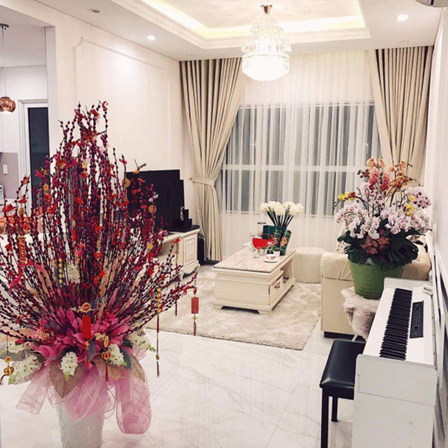 Tết 2017, gia đình Angela Phương đã chuyển về sống trong căn hộ cao cấp trị giá 5 tỷ đồng. Đây là căn hộ cô mua từ năm 2016.