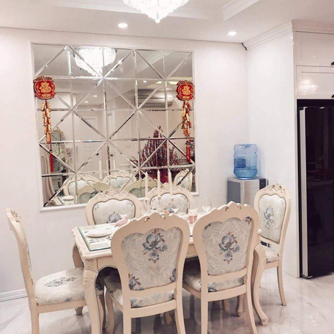 Phòng ăn được sắp xếp gọn gàng, có tông màu trắng trang nhã.
