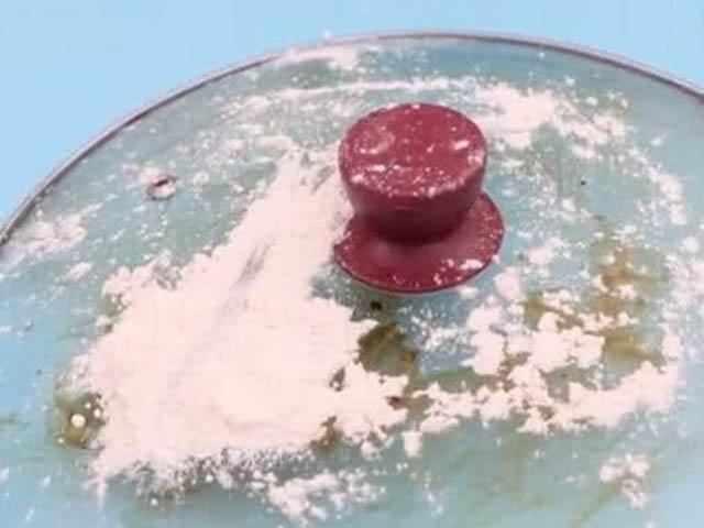 Ẩm thực - Mẹo cọ vung nồi bẩn siêu dễ mà không tốn một giọt xà phòng nào