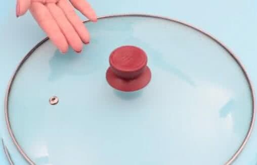 Mẹo cọ vung nồi bẩn siêu dễ mà không tốn một giọt xà phòng nào - 4