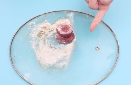 Mẹo cọ vung nồi bẩn siêu dễ mà không tốn một giọt xà phòng nào - 3