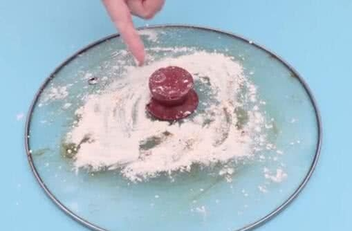 Mẹo cọ vung nồi bẩn siêu dễ mà không tốn một giọt xà phòng nào - 2