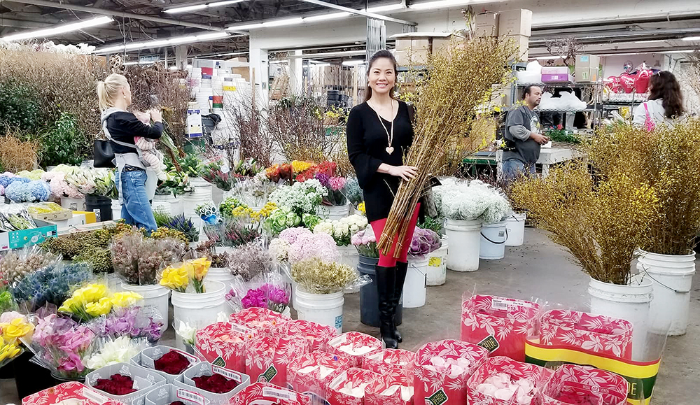 Nữ ca sĩ sexy đi chợ hoa Tết sớm ở Mỹ để tránh bị trường hợp này - 2