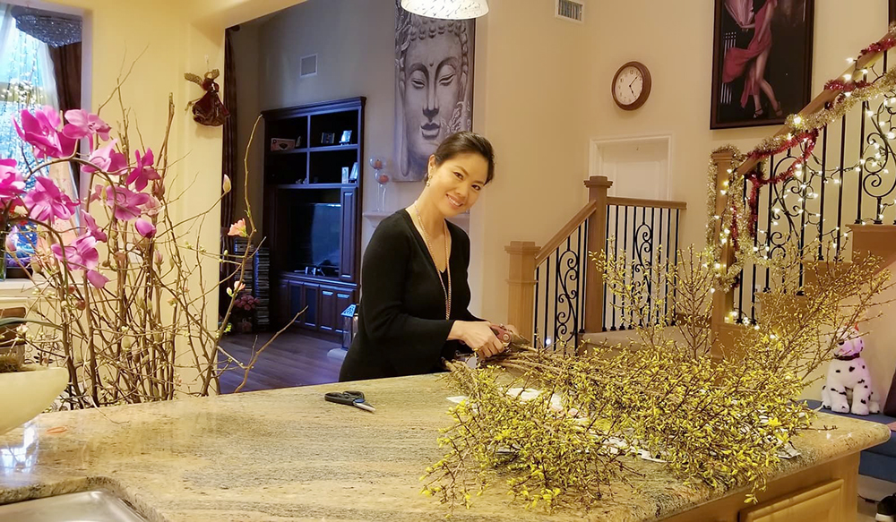 Nữ ca sĩ sexy đi chợ hoa Tết sớm ở Mỹ để tránh bị trường hợp này - 5