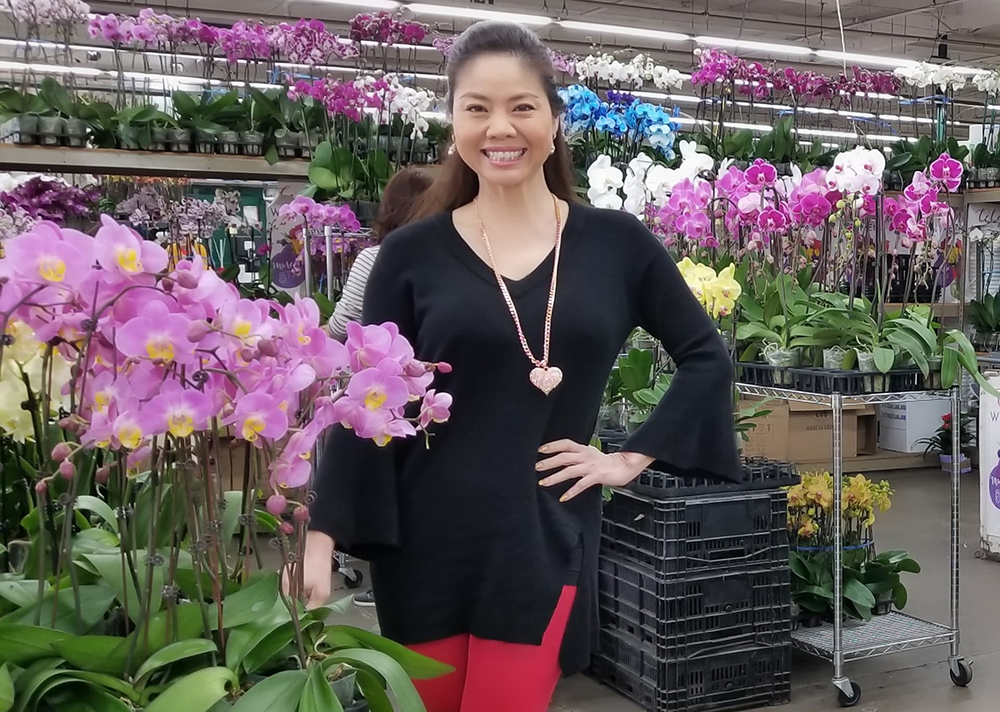 Nữ ca sĩ sexy đi chợ hoa Tết sớm ở Mỹ để tránh bị trường hợp này - 4