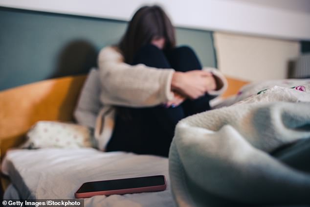 Xem điện thoại bạn trai, cô gái Úc sốc thấy video mình bị 2 người cưỡng hiếp - 1