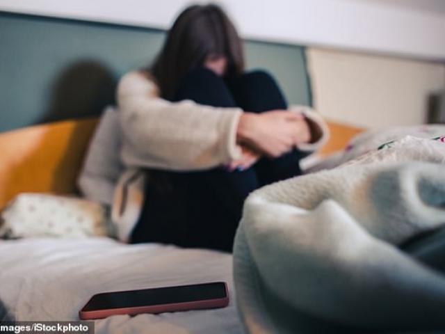 Xem điện thoại bạn trai, cô gái Úc sốc thấy video mình bị 2 người cưỡng hiếp